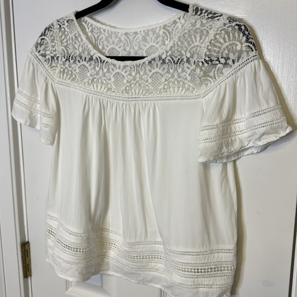 BB Dakota White Relaxed Ruffled Blouse with Short Sleeves - Picture 5 of 7